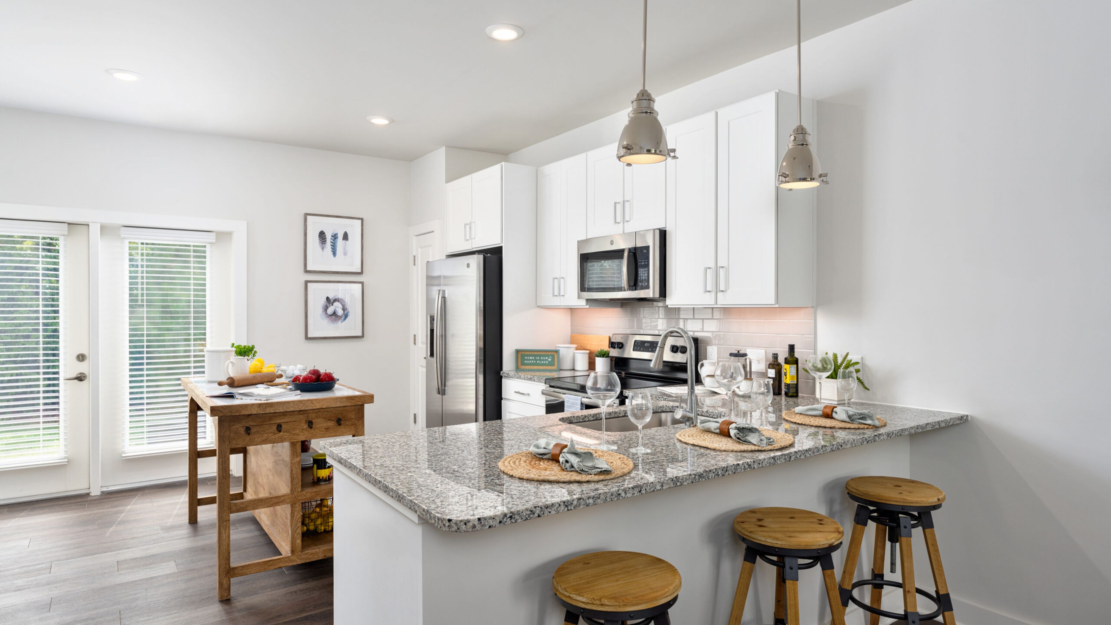 Hawthorne at the Pointe modern apartment kitchen with kitchen island, granite countertops, stainless steel appliances