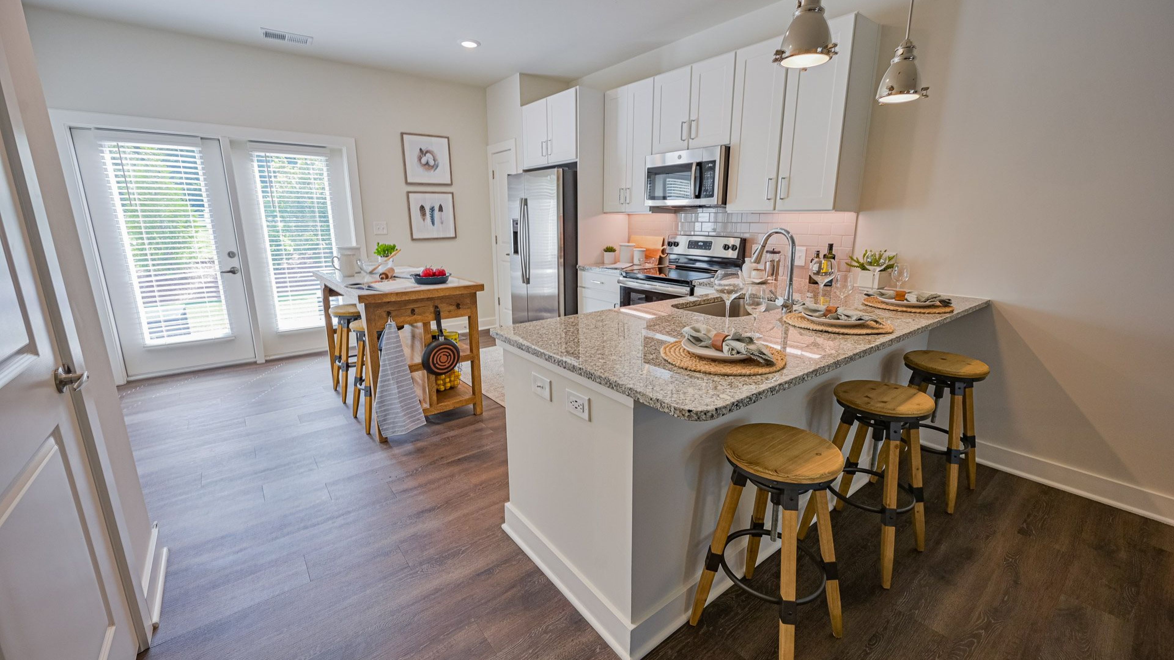 Hawthorne at the Pointe modern apartment kitchen with kitchen island, granite countertops, stainless steel appliances